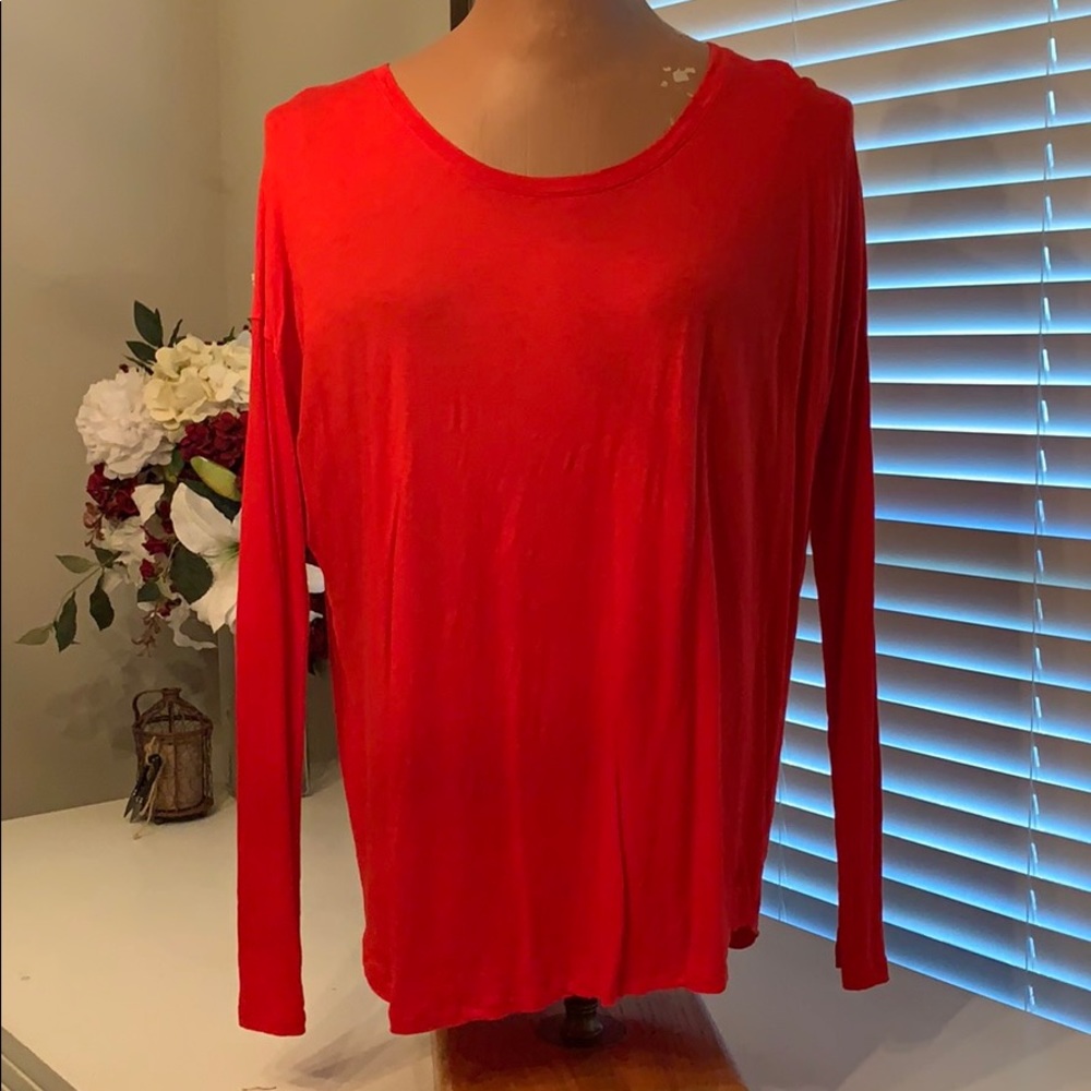 Read Victoria’s Secret long sleeve T-shirt